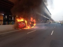 1767675891357-bus-rombongan-peziarah-tujuan-lampung-hangus-terbakar-di-ruas-tol-jakarta-cikampek-japek-kebakaran-dipicu-korsleting-sound-sys-1767618601688_43