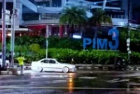 1767762309684-mobil-ngedrift-di-depan-pim-3-1767755795625_43