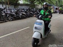 1767762312244-driver-ojol-naik-motor-listrik-di-jakarta-selatan-1_43