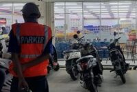 1767870295605-juru-parkir-liar-di-minimarket-di-pekanbaru-raja-detikcom_43