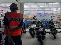 1768043083661-juru-parkir-liar-di-minimarket-di-pekanbaru-raja-detikcom_43