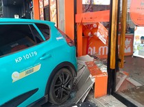 1768107884010-taksi-listrik-tanpa-sopir-menabrak-restoran-di-tangerang-hingga-porak-poranda-1768047464915_43
