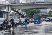 1769166311772-jalan-daan-mogot-grogol-petamburan-jakarta-barat-tergenang-banjir-pagi-ini-kepadatan-kendaraan-terjadi-di-jalan-daan-mogot-dan-1769138171158_43